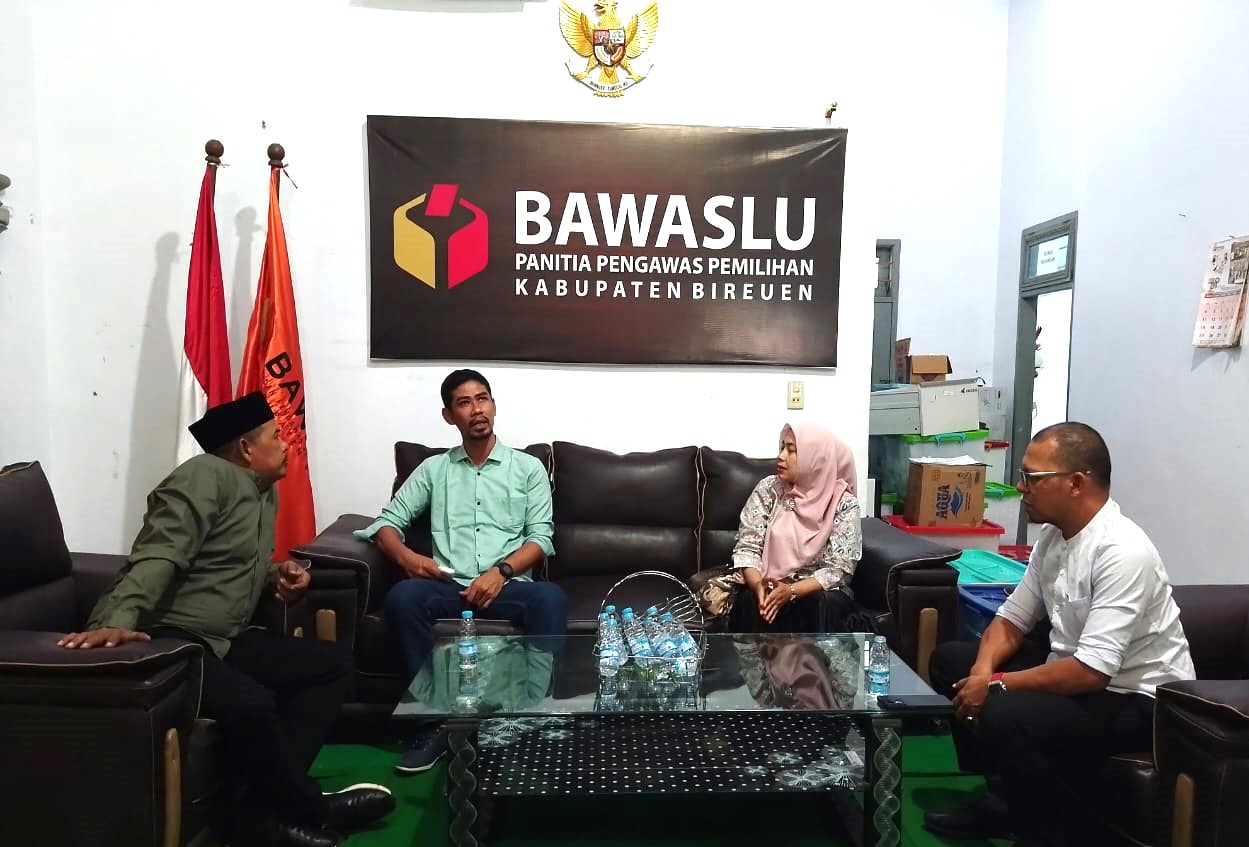 Koordinator Divisi (Kordiv) Pencegahan, Partisipasi Masyarakat dan Hubungan Masyarakat Panitia Pengawas Pemilihan (Panwaslih) Provinsi Aceh, Maitanur S.Pd., MM melakukan supervisi ke Sekretaraiat Panwaslih Kabupaten Bireuen, di Juli Cot Meurak, Jumat (21/06/2024.