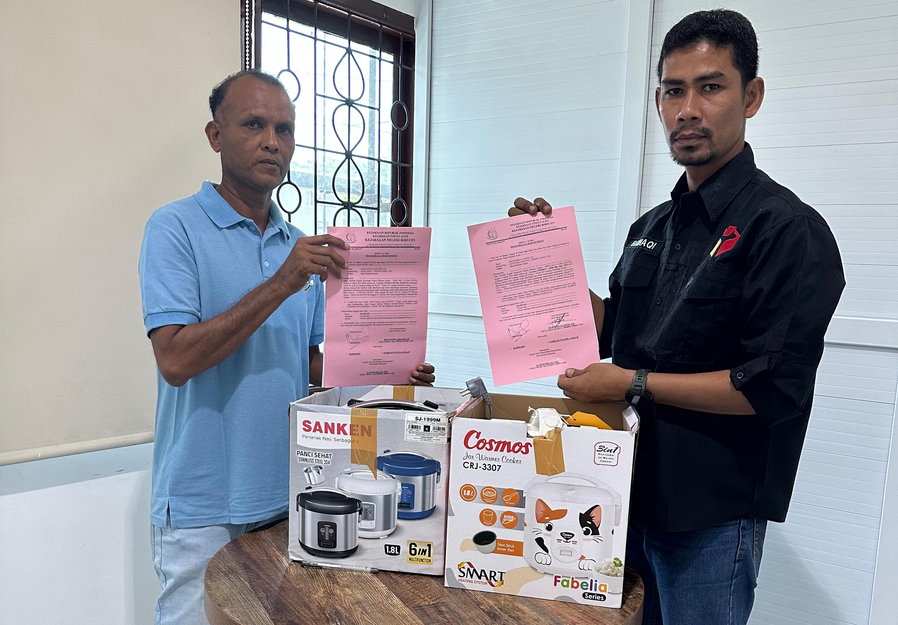 Koordinator Divisi Penanganan Pelanggaran dan Penyelesaian Sengketa Panwaslih Kabupaten Bireuen, Baihaqi menerima pengembalian BB  Pelanggaran Pemilu dari Fungsional Auditor Pertama Kejari Bireuen, Mahmuddin, di kantor Kejari Bireuen, Jum'at (7/6/2024). Foto:Ist