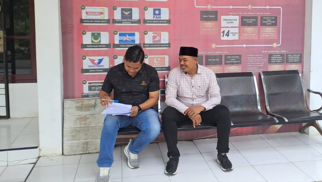 Anggota Panwaslih Kab. Bireuen Muhammad Basyir sedang berkoordinasi dengan Ketua KIP Kab. Bireuen Saiful Hadi, Senin (3/6/2024).