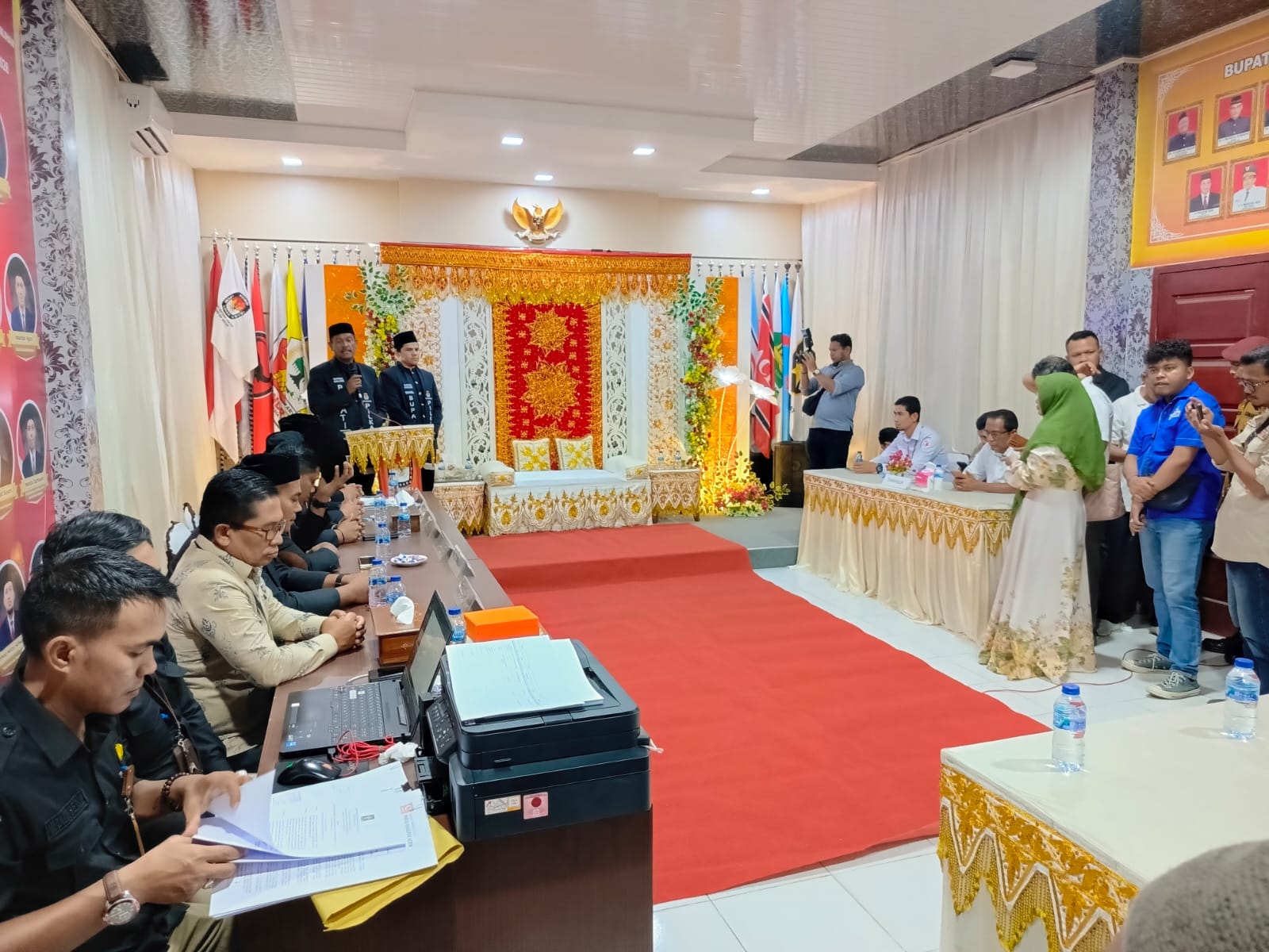 Anggota Panwaslih Kabupaten Bireuen, Baihaqi melakukan monitoring proses pendaftaran Bakal Paslon Bupati dan Wabup Bireuen, di Kantor KIP Bireuen, Rabu (28/08/2024). Foto:Humas.