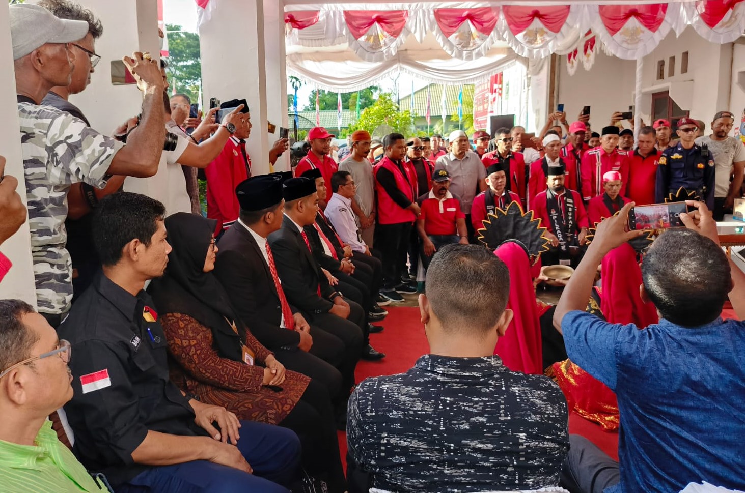 Anggota Panwaslih Kabupaten Bireuen, Baihaqi melakukan monitoring pada hari terakhir masa pendaftaran Paslon , di Kantor KIP Bireuen, Kamis (29/08/2024). Foto:Humas.