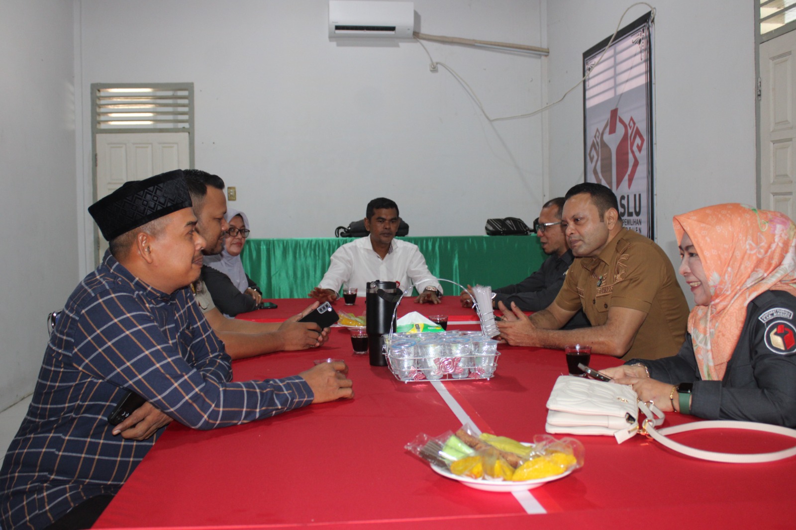 Ketua, Anggota dan Korsek Bawaslu Kabupaten Bireuen, Berkunjung ke Panwaslih Pilkada, di Desa Sagoe Kecamatan Peusangan, Senin (5/8/2024).[humas]