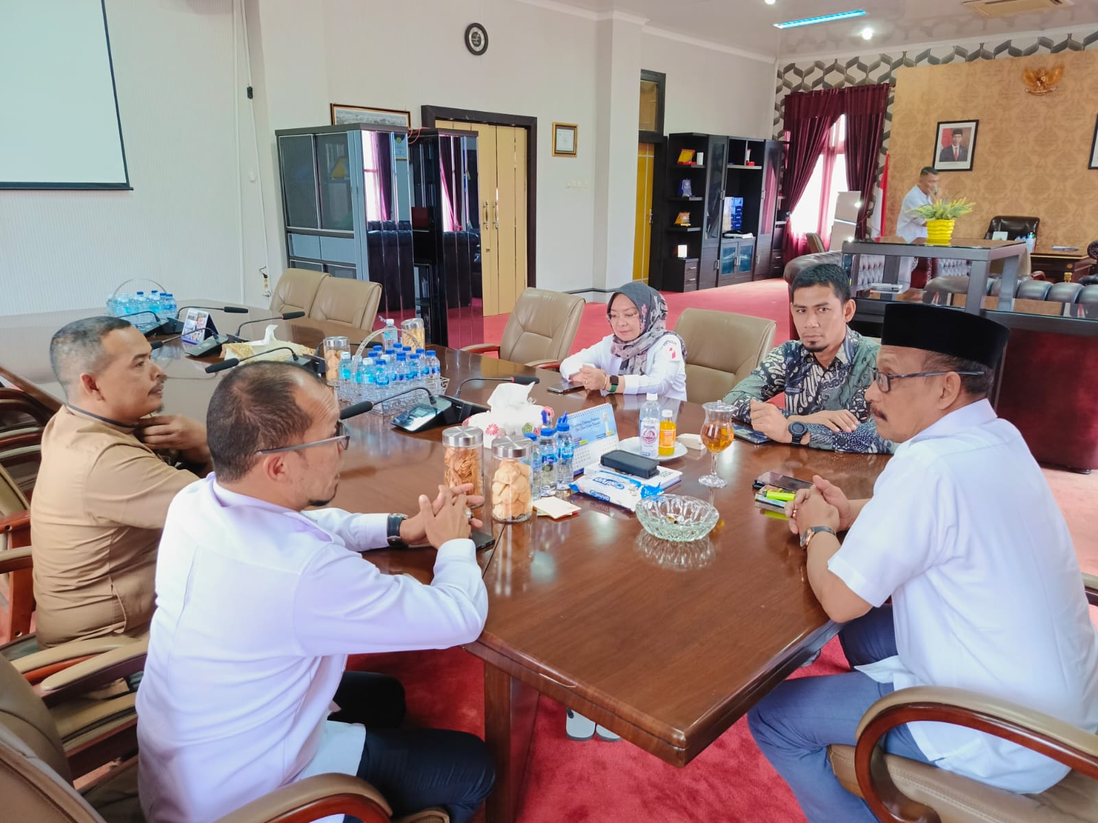 Komisioner dan Koorsek Panwaslih Bireuen berdiskusi dengan Pj Bupati Bireuen terkait gampong demokrasi, Rabu (25/9/2024). Foto: Humas