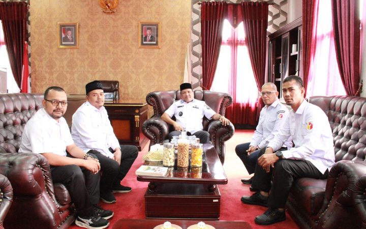Jajaran Bawaslu Bireuen saat bertemu Bupati Bireuen H Mukhlis ST pada Rabu (9/4/2025). Foto: HO for Komparatif.ID.