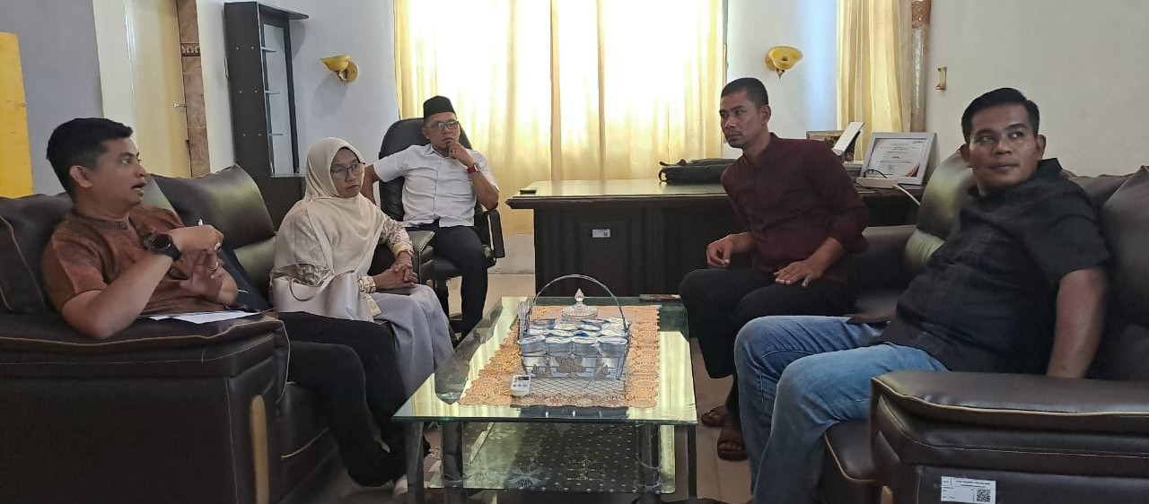 Komisi Independen Pemilihan (KIP) Kab. Bireuen berkunjung ke Kantor Bawaslu Kab. Bireuen dalam rangka penyampaian data PDPB Tahun 2025 tahap pertama, Jumat 20/6.