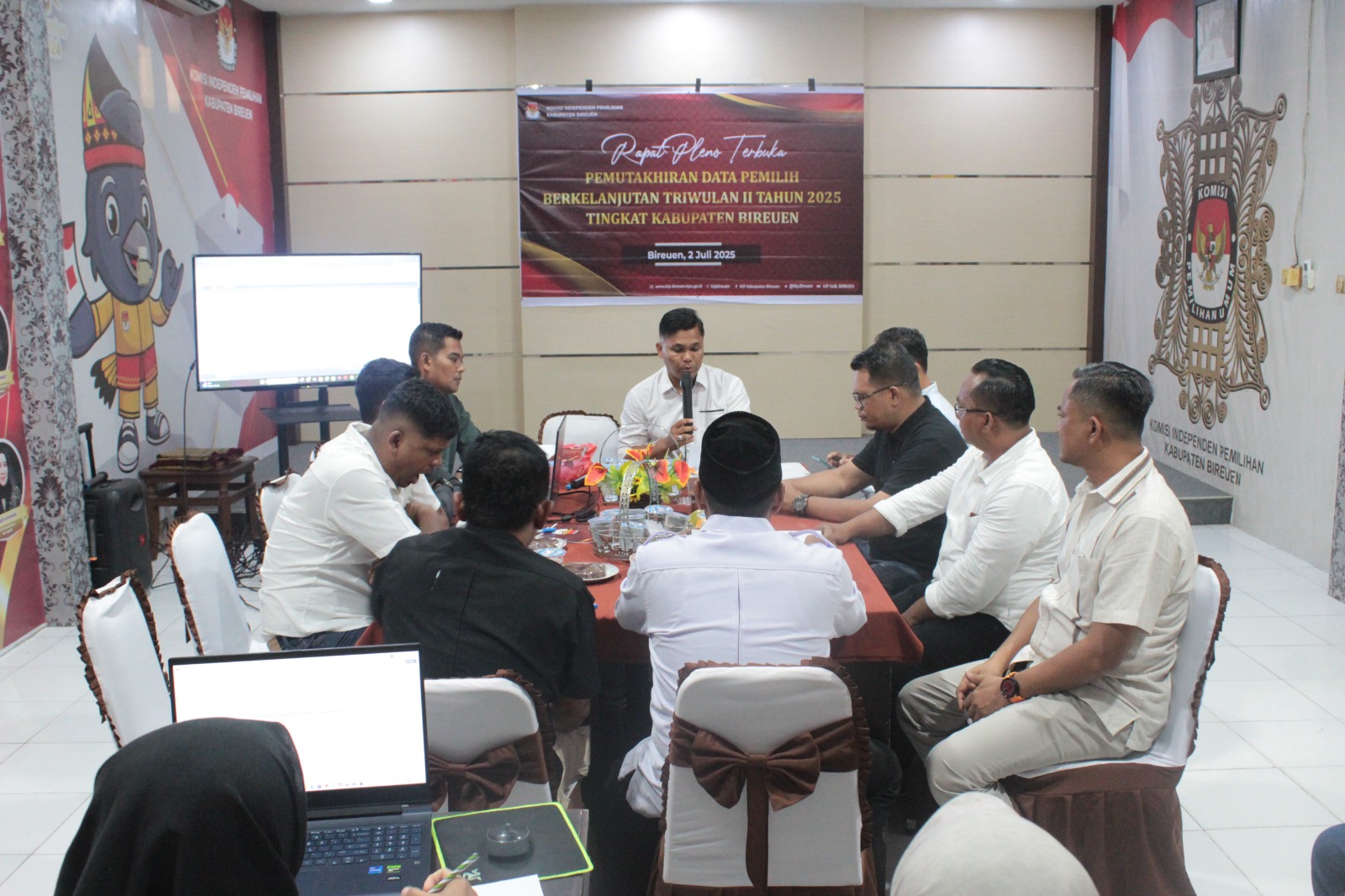 Anggota dan Ketua Bawaslu Bireuen (Muhammad Basyir dan Rahmad) mengikuti Rapat Pleno PDPB (Pemutakhiran Data Pemilih Berkelanjutan) di KIP Kabupaten Bireuen (2/7/2025).