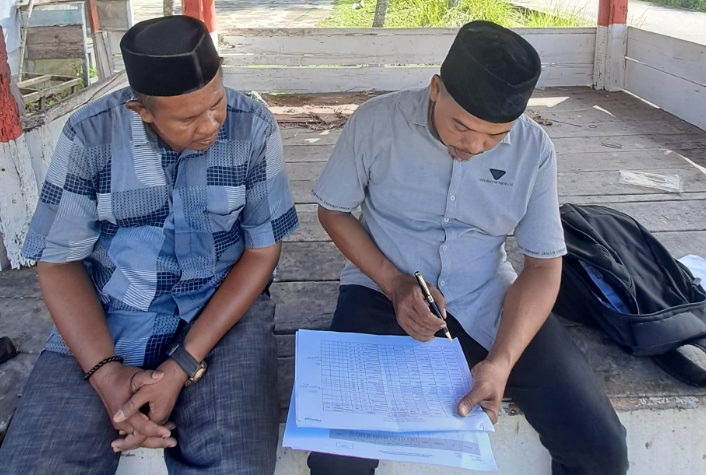 Kordiv HP2H, Tgk Muhammad Basyir sedang melakukan uji petik data pemilih berkelanjutan di Kecamatan Samalanga, selasa 15 juli 2025.