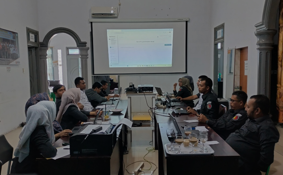 Pelatihan Aplikasi SRIKANDI Versi 3, di Sekretariat Panwaslih Kabupaten Bireuen, Senin 21 Juli 2025.