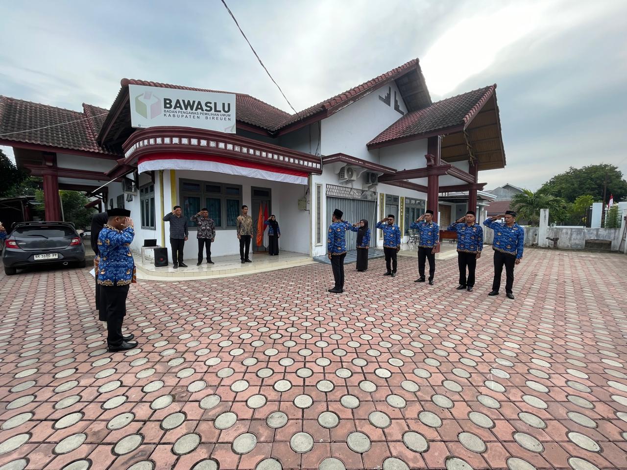 Upacara HUT RI ke 80 Bawaslu Bireuen