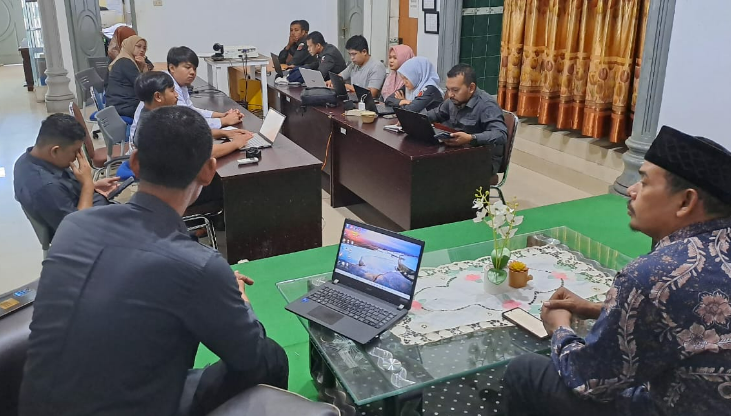 Kordiv HP2H Panwaslih Kabupaten Bireuen, Muhammad Basyir sedang memimpin rapat tentang progres Program Pendidikan Pengawas Partisipatif (P2P),  di Sekretariat Panwaslih Kab. Bireuen, Senin 27 Oktober 2025.