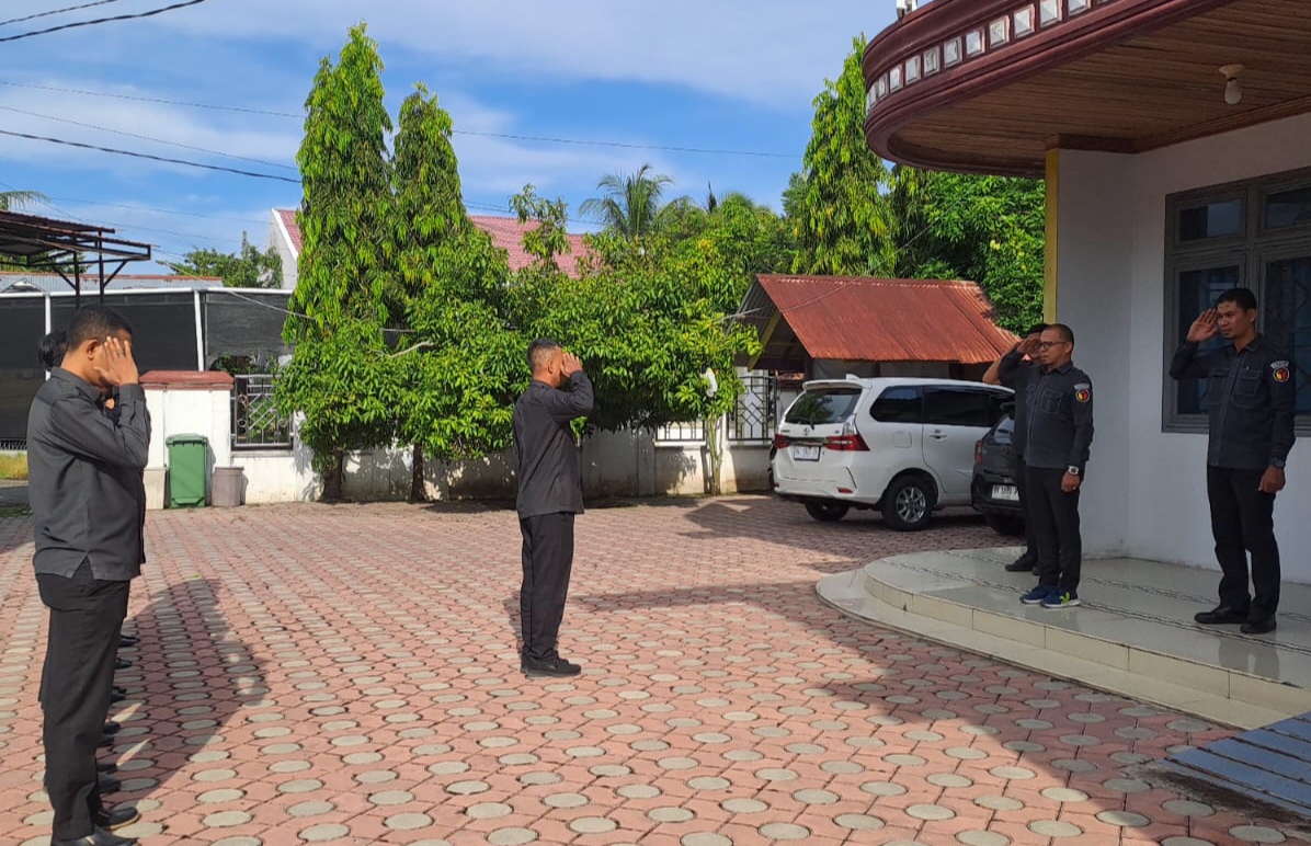 Ketua Panwaslih Bireuen, Rahmad, S.Sos., M.A.P sedang memimpin Apel Senin, 3 November 2025. Ia menyampaikan kepada pegawai di Sekretariat Panwaslih Kabupaten Bireuen tentang pentingnya meningkatkan 4 C Kompetensi di Abad 21.