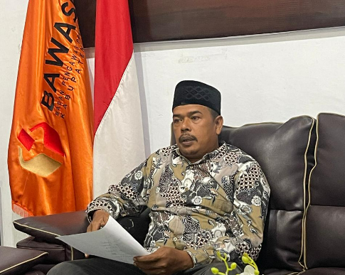 Kordiv HP2H Panwaslih Kabupaten Bireuen, Muhammad Basyir sedang menyampaikan materi diskusi tentang pencegahan pemilu, Senin 10 November 2025. Foto Dok: Humas.