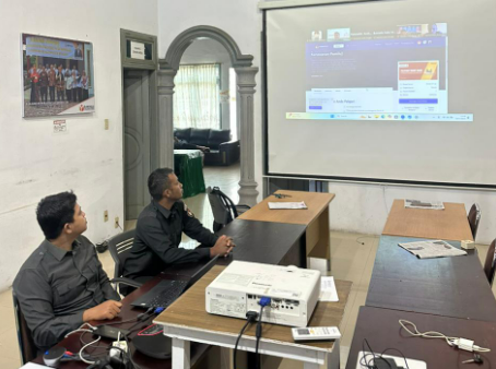 Staf HP2H sedang fokus mengikuti Sosialisasi Pembelajaran dan Standar Data IKP