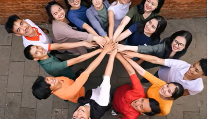 Ilustrasi penguatan jaringan dan pemberdayaan komunitas dalam pengawasan partisipatif .