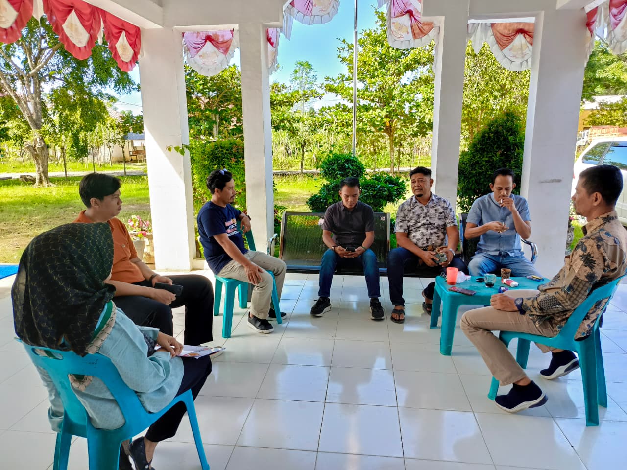 Komisioner Bawaslu Bireuen, Baihaqi mengunjungi KIP Bireuen dalam dalam rangka koordinasi penguatan pengawasan pemutakhiran data partai politik melalui aplikasi SIPOL, Jum'at 19 Desember 2025.