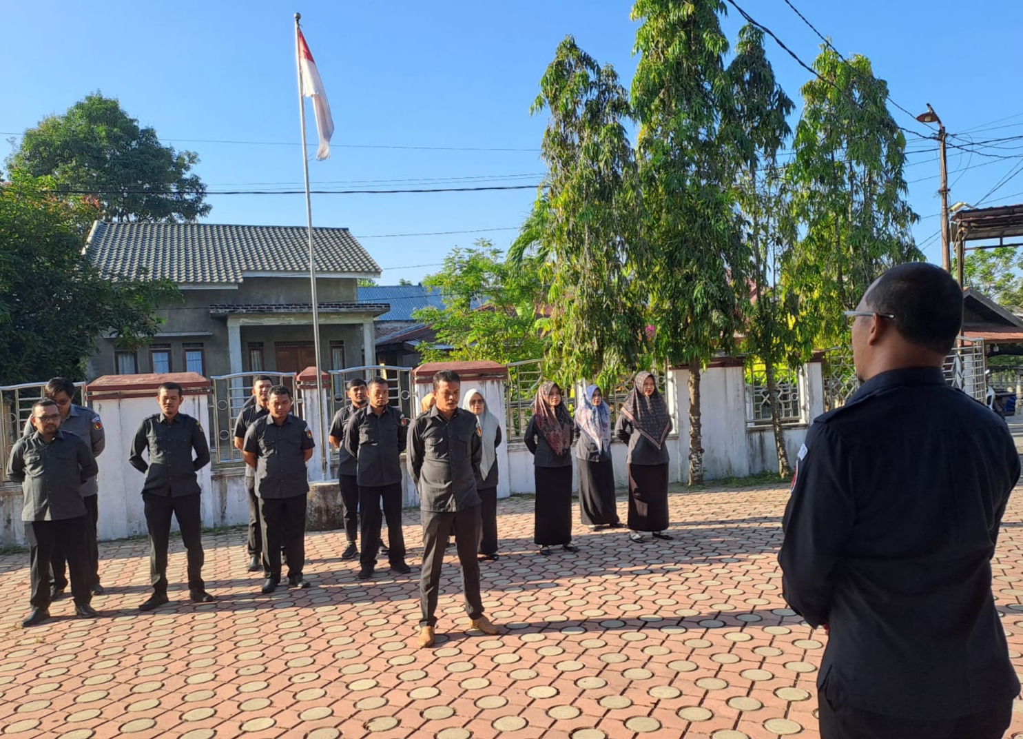 Ketua Panwaslih Kabupaten Bireuen, Rahmad, sedang memberikan pengarahan dalam apel, Senin 26 Januau 2026