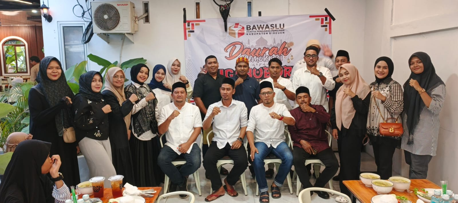 Kegiatan Ngabuburit Pengawasan Bawaslu 2016 di Bireuen, Bertajuk Daurah Demokrasi.