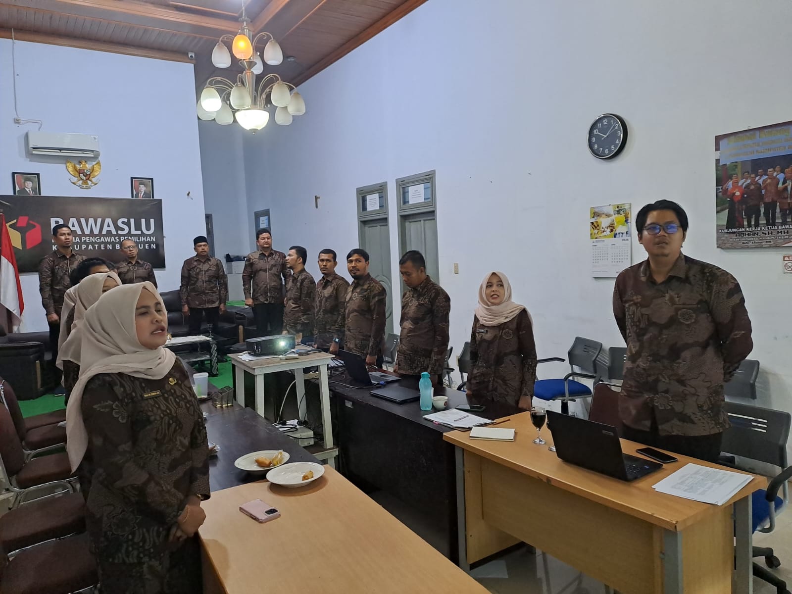 Jajaran Bawaslu Kab. Bireuen mengikuti peringatan HUT ke-18 Bawaslu secara daring. 
