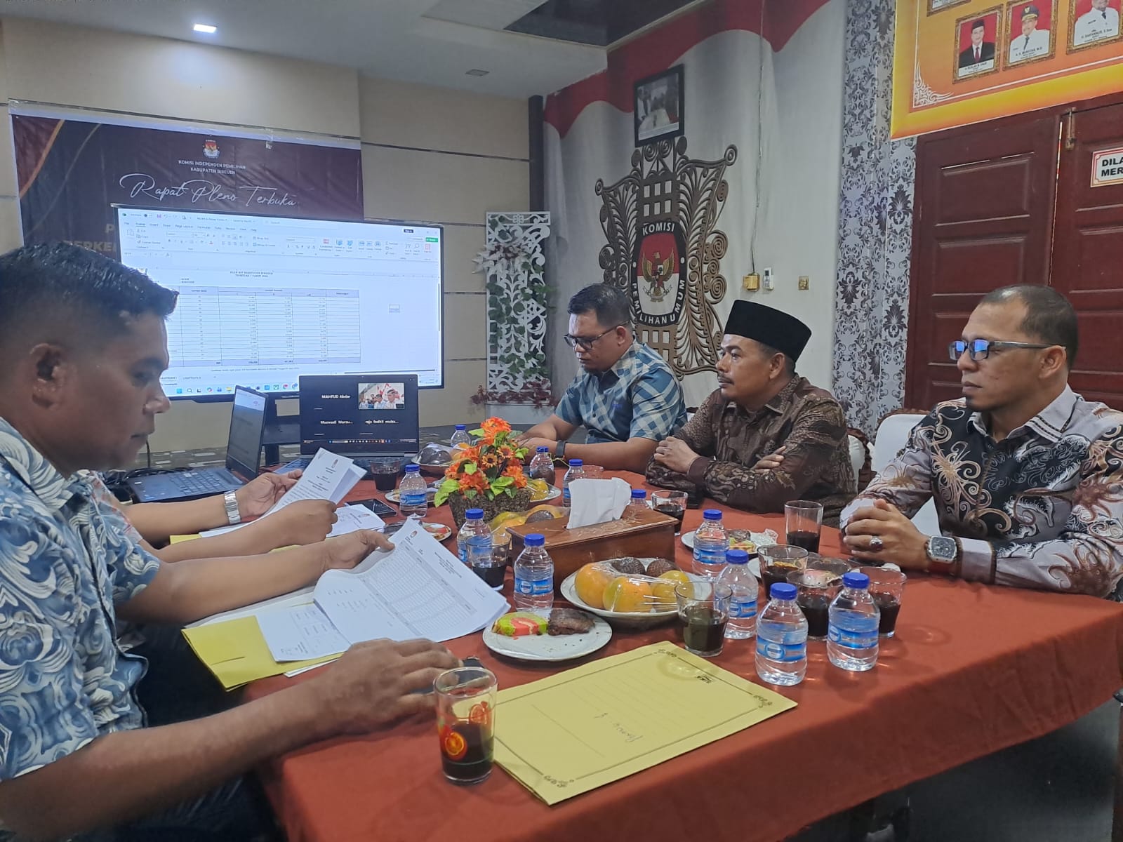 Ketua dan Anggota Panwaslih Kabupaten Bireuen mengikuti rapat pleno PDPB Triwulan I Tahun 2026, di Kantaor KIP Bireuen, Kamis 2 April 2026.