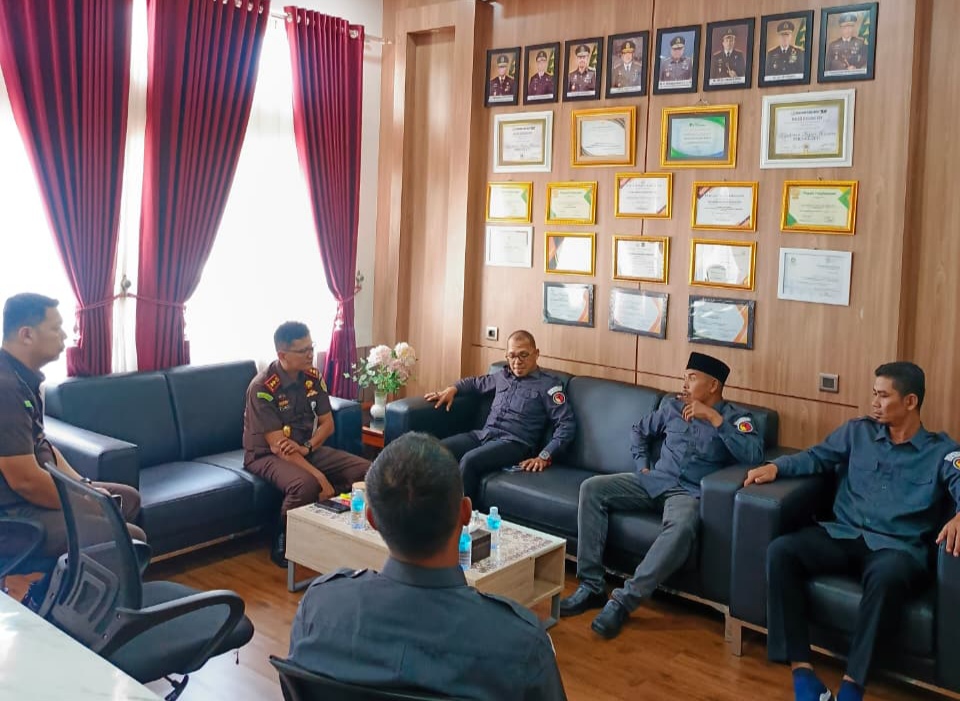 Ketua dan Anggota Panwaslih Kabupaten Bireuen bersilaturahmi dengan Kepala Kejari Bireuen.