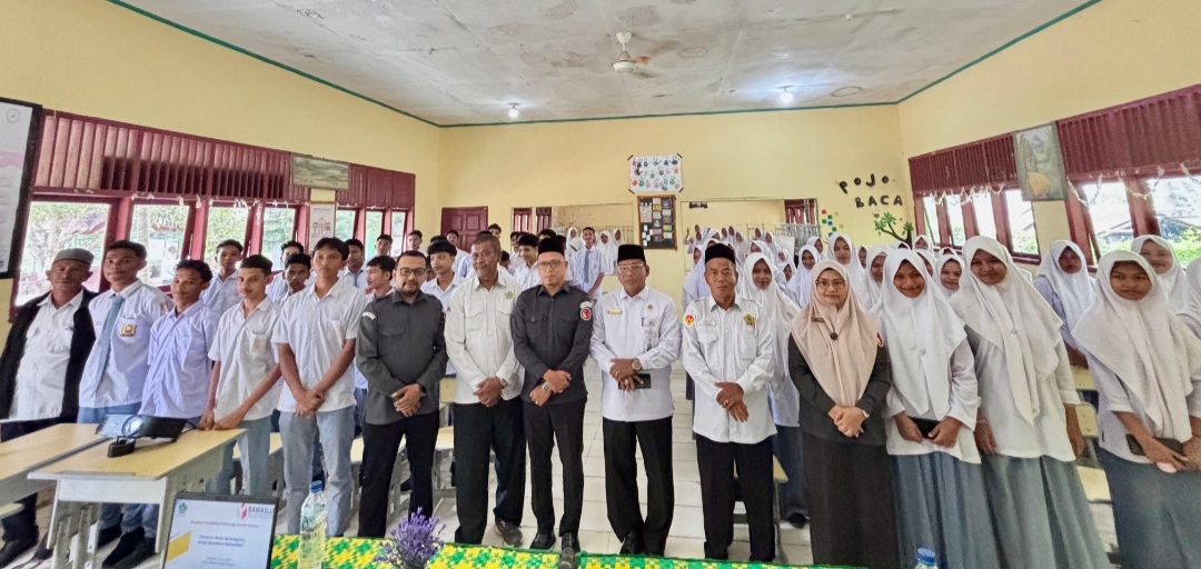 Ketua Bawaslu dan Kakan Kemenag Bireuen pada kegiatan edukasi pengawasan pemilu untuk pemilih pemula.