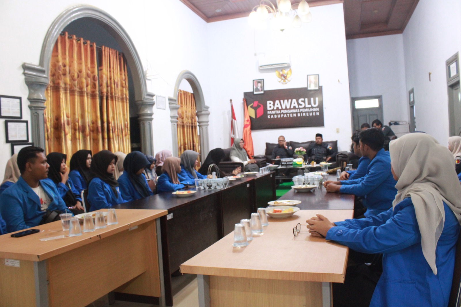 Kunjungan Mahasiswa Fakultas Hukum Keluarga Islam UIA ke Bawaslu Bireuen, Senin (15/6/2026).