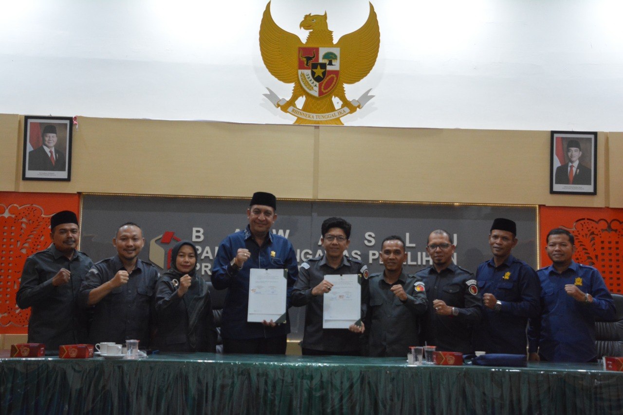 Proses Penandatanganan MoU antara Bawaslu Aceh dengan UIA.