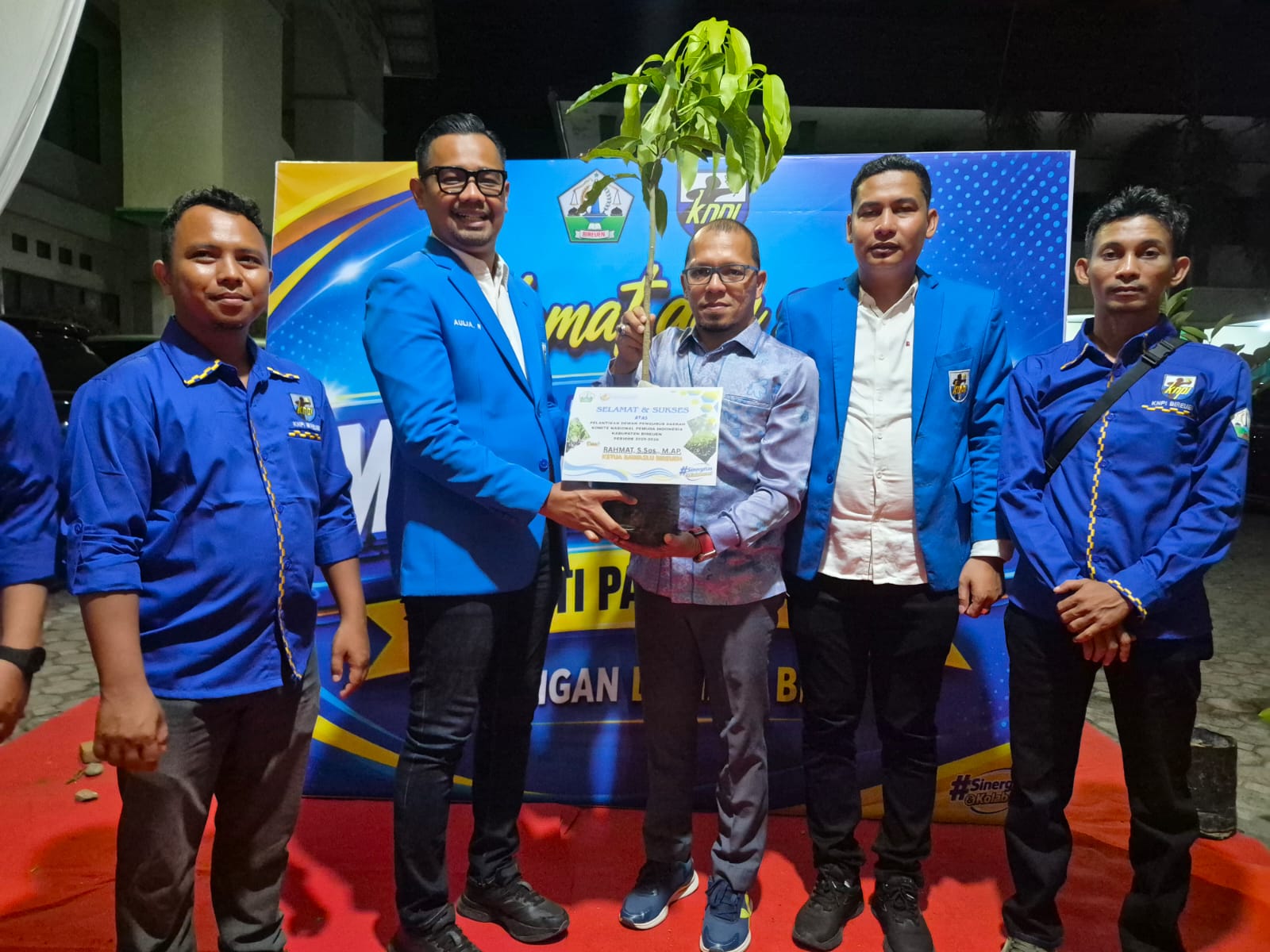 Penyerahan bibit pohon kepada pengurus KNPI Bireuen