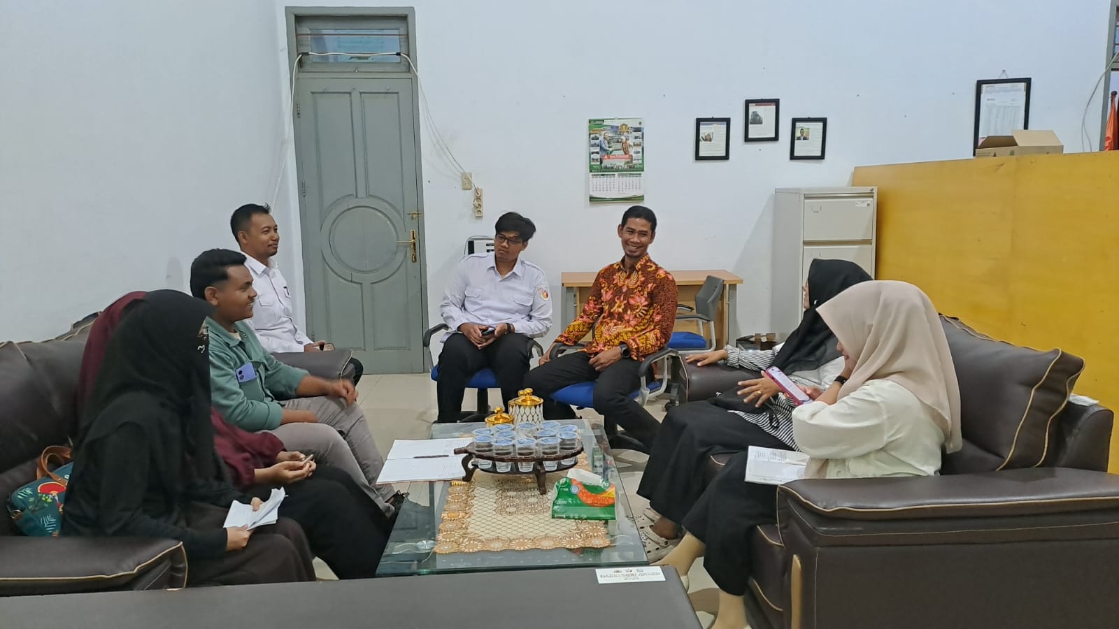 Mahasiswa HKI UIA melakukan diskusi dengan Kordiv PPPS, Bawaslu Bireuen, Baihaqi.
