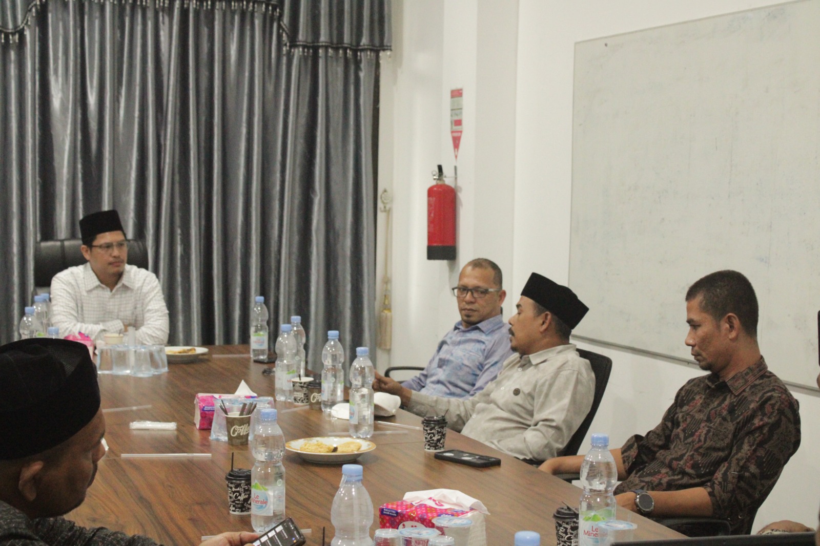 Ketua dan Anggota Bawaslu Bireuen sedang membahas kerja sama dengan Rektor UNISAI