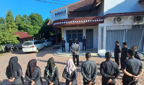 Ketua Panwaslih Kabupaten Bireuen, Rahmad, S.Sos., M.A.P memimpin apel Perdana Tahun 2026.