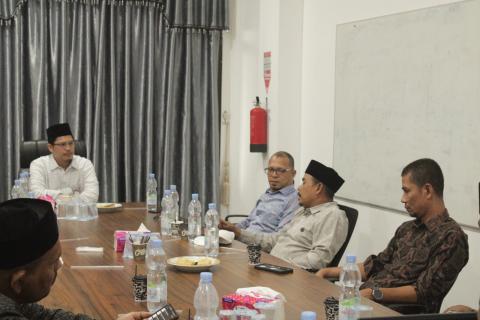 Ketua dan Anggota Bawaslu Bireuen sedang membahas kerja sama dengan Rektor UNISAI