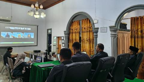 Ketua dan Anggota Bawaslu Kabupaten Bireuen ikuti sosialisasi pedoman Renstra Bawaslu  secara daring.