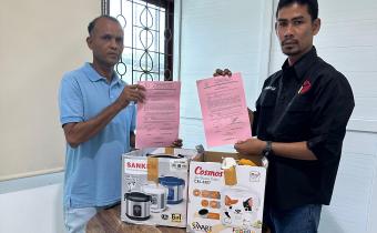 Koordinator Divisi Penanganan Pelanggaran dan Penyelesaian Sengketa Panwaslih Kabupaten Bireuen, Baihaqi menerima pengembalian BB  Pelanggaran Pemilu dari Fungsional Auditor Pertama Kejari Bireuen, Mahmuddin, di kantor Kejari Bireuen, Jum'at (7/6/2024). Foto:Ist