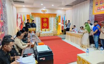 Anggota Panwaslih Kabupaten Bireuen, Baihaqi melakukan monitoring proses pendaftaran Bakal Paslon Bupati dan Wabup Bireuen, di Kantor KIP Bireuen, Rabu (28/08/2024). Foto:Humas.