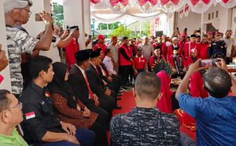 Anggota Panwaslih Kabupaten Bireuen, Baihaqi melakukan monitoring pada hari terakhir masa pendaftaran Paslon , di Kantor KIP Bireuen, Kamis (29/08/2024). Foto:Humas.
