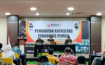 Kordiv SDMO Panwaslih Provinsi Aceh, Yusriadi Membuka Kegiatan Penguatan Kapasitas Pengawas Pemilu, di Hotel Grand Bayu Hill, Takengon, Minggu (09/08/2024). Foto:humas