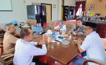 Komisioner dan Koorsek Panwaslih Bireuen berdiskusi dengan Pj Bupati Bireuen terkait gampong demokrasi, Rabu (25/9/2024). Foto: Humas