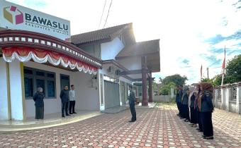 Kordiv HP2H, Muhammad Basyir memimpin Apel Rutin, di halaman Sekretariat Panwaslih Kabupaten Bireuen, Senin (09/09/2024). Foto: Humas.