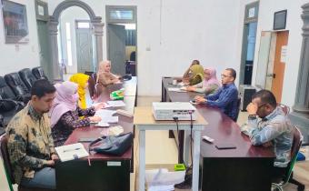 Rapat internal, mebahas pola dan hubungan kerja antara staf dengan komisioner Rapat internal diskusi pola dan hubungan kerja
