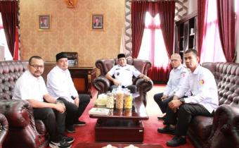 Jajaran Bawaslu Bireuen saat bertemu Bupati Bireuen H Mukhlis ST pada Rabu (9/4/2025). Foto: HO for Komparatif.ID.