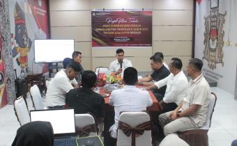 Anggota dan Ketua Bawaslu Bireuen (Muhammad Basyir dan Rahmad) mengikuti Rapat Pleno PDPB (Pemutakhiran Data Pemilih Berkelanjutan) di KIP Kabupaten Bireuen (2/7/2025).