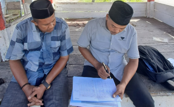 Kordiv HP2H, Tgk Muhammad Basyir sedang melakukan uji petik data pemilih berkelanjutan di Kecamatan Samalanga, selasa 15 juli 2025.