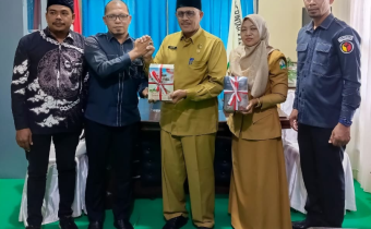 Komisioner Bawaslu Bireuen Menyerakan Buku kepada Plt Kepala Disperpusip Bireuen