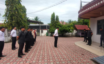 Koordinator Sekretariat Panwaslih Kabupaten Bireuen, Norman, SE menyampaikan arahan kepada ASN pada Apel Senin Pagi, 20 Oktober 2025.