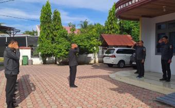 Ketua Panwaslih Bireuen, Rahmad, S.Sos., M.A.P sedang memimpin Apel Senin, 3 November 2025. Ia menyampaikan kepada pegawai di Sekretariat Panwaslih Kabupaten Bireuen tentang pentingnya meningkatkan 4 C Kompetensi di Abad 21.