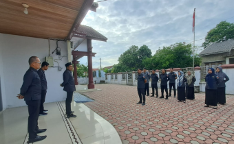 Kordiv HP2H Panwaslih Kabupaten Bireuen, Muhammad Basyir sedang menyampaiikan pesan moral di apel, Senin 17 November 2025.