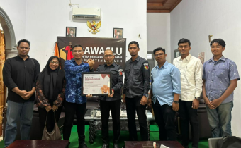 Perwakilan Panitia Bersama Eco-Flag Merah Putih menyerahkan penghargaan kepada Ketua Bawaslu Kabupaten Bireuen, Selasa 18 November 2025.