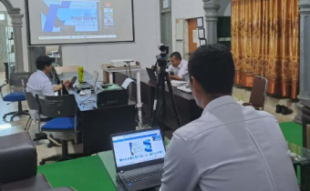 Anggota Bawaslu Kabupaten Bireuen, Baihaqi sedang menyampaikan materi dalam Diskusi Pendidikan Pengawas Partisipatif (P2P) yang digelar secara daring pada Rabu, 19 November 2025