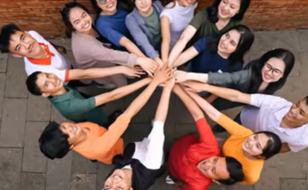 Ilustrasi penguatan jaringan dan pemberdayaan komunitas dalam pengawasan partisipatif .